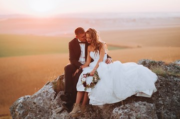 Fototapeta na wymiar Beautiful wedding day, love on the sunset