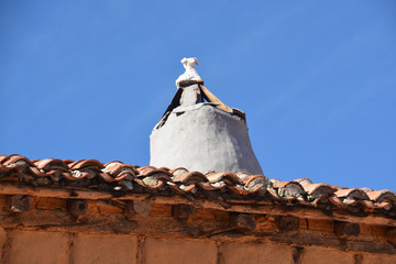 extraña chimenea en un tejado