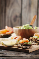 Green mousse with avocado, salmon and bread