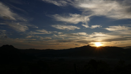 Obraz premium słońce, góra, chmura i niebo o świcie