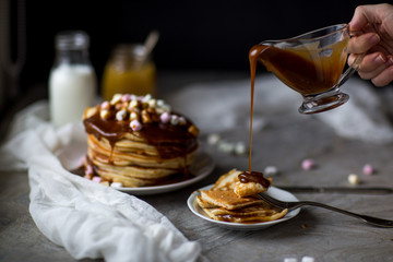 Pancake with caramel, marshmallow and honey
