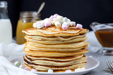 Pancake with caramel, marshmallow and honey