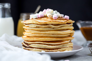 Pancake with caramel, marshmallow and honey