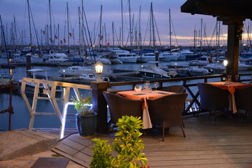 table de restaurant dress&eacute;e dans une marina