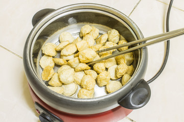 Fry pork meatball in electric pan