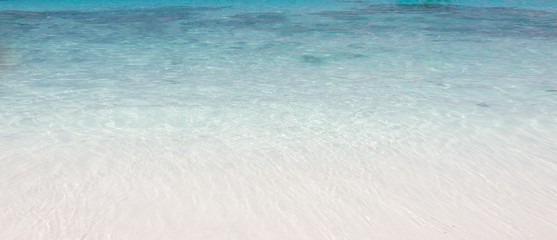 Fototapeta na wymiar White sand and turquoise sea