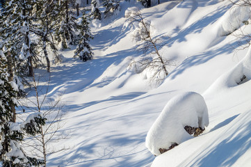 Белый чистый снег покрывает склон горы.