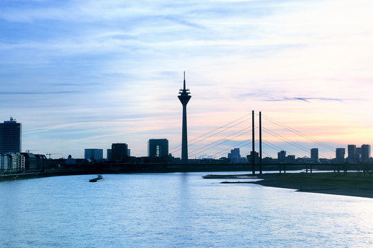Düsseldorf Snnenuntergang Skyline Panorama Turm Brücke Rhein