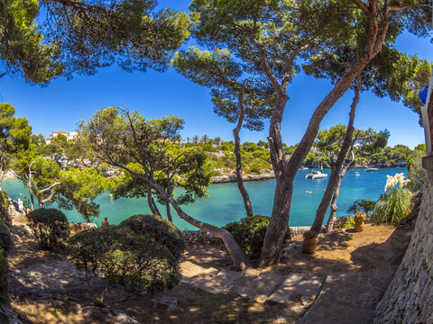 Der belebte Strand von Cala Ferrera,Cala Ferrera, Mallorca, Majorca, Balearen, Spanien