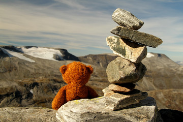 Steintürmchen und ein Teddybär