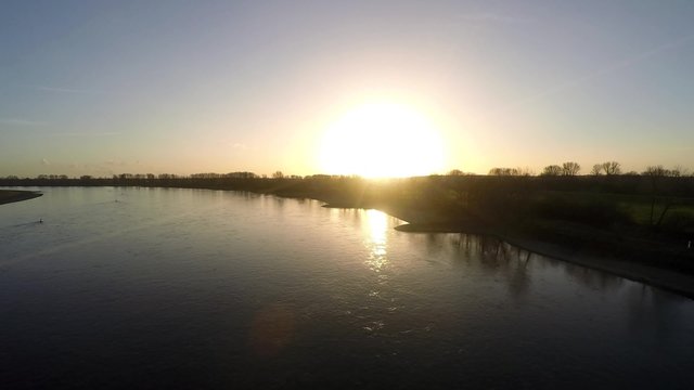 Zeitraffer - Sonnenuntergang am Rhein in D&uuml;sseldorf mit Containerschiff