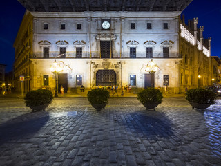 Fassade vom Rathaus mit Balkon und Uhr, Ajuntament de Palma, Ubicat a la Placa, Plaza de Cort, Altstadt, Palma de Mallorca, Mallorca, Balearen, Spanien © David Brown