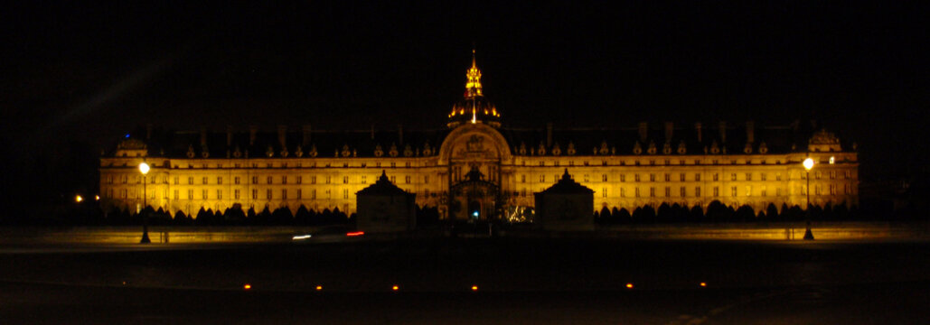 Invalidendom bei Nacht