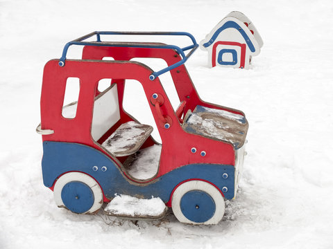 Детский автомобиль на снегу