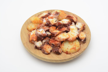 Pulpo cocido con patatas y pimentón