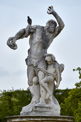 Fototapeta na wymiar Скульптура в парижском саду Тюильри