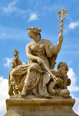 Женская скульптура в Королевском дворце Версаль