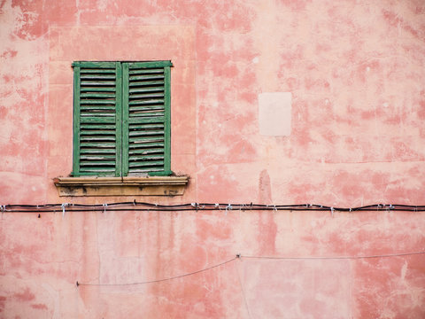 Grünes Fenster in rosa Hauswand - Valldemossa