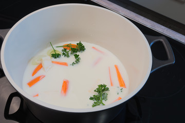 Gemüse mit Buttermilch im Topf