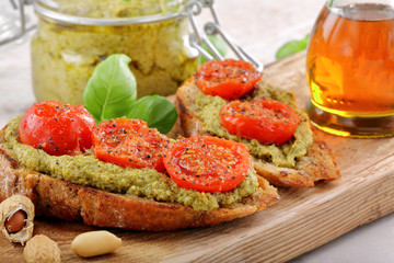 Sandwich with pesto and roasted tomatoes