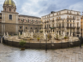 Brunnen Fontana della Vergogna, Piazza Pretoria vom Florentiner Bildhauer des Manierismus Francesco...