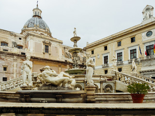 Brunnen Fontana della Vergogna, Piazza Pretoria vom Florentiner Bildhauer des Manierismus Francesco...
