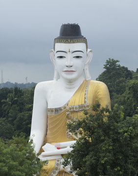 Escultura gigante de buda en Birmania