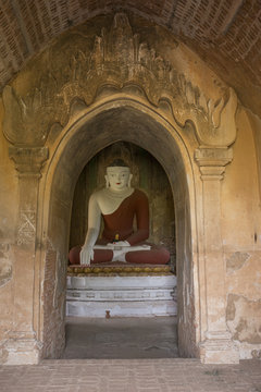 Buda en el interior del templo