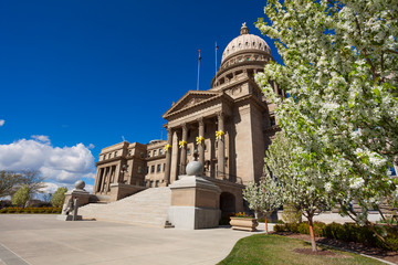Capitol building in Boise decorated for Easter