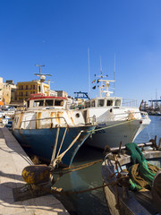 Hafen mit Fischkuttern bei Mazara del Vallo, Provinz Trapani, Sizilien, Italien