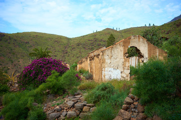 Fototapeta premium Ruin in the mountains of Gran Canaria / Old crumbled house in a canyon on canary islands