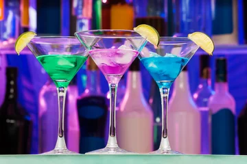 Crédence de cuisine en verre imprimé Bar Different alcohol color drinks with lime