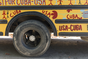 Przyjaźń kubańsko-amerykańska - manifest na żółtym szkolnym autobusie