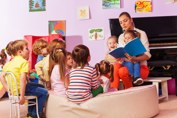 Nurse in kindergarten read book to the class