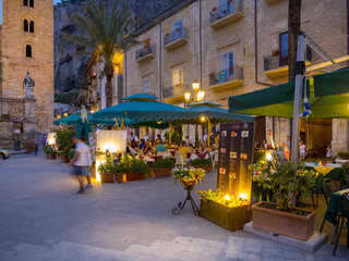 Restaurants an der Piazza del Duomo zwischen  mittelalterlichen Häuser, Cefalù, Provinz Palermo, Sizilien, Italien