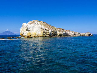 Isola Bottaro, vulkanische Insel, Tyrrhenisches Meer, hinten der dem ausbrechenden Stromboli, ...