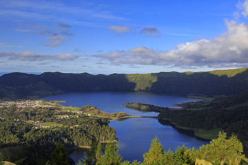 Fototapeta premium Lagoa Verde and Lagoa Azul on San Miguel island