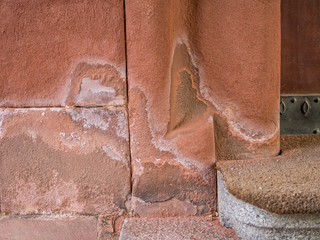 Feuchte Sandsteinwand