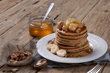 Pancake with caramelized bananas, nuts and honey