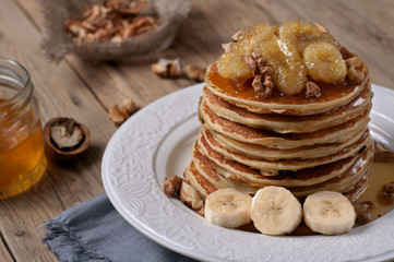 Pancake with caramelized bananas, nuts and honey