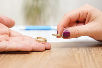 husband and wife are giving  wedding rings back, break up concep