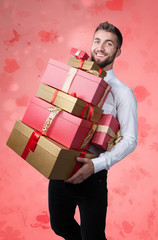 Mann mit vielen Geschenkpaketen 