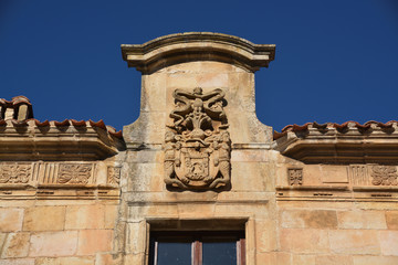 escudo heráldico de piedra