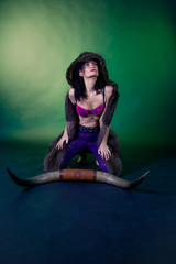 Femme au manteau et cornes de Texas Longhorn 
