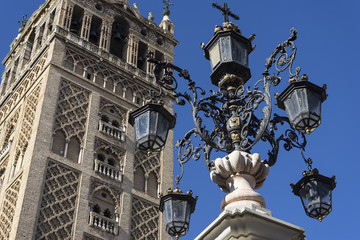 Fototapeta na wymiar Monumentos de la ciudad de Sevilla, la giralda
