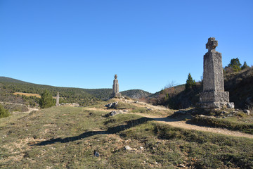 cruces de piedra en un camino de montaña