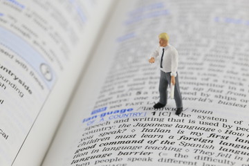 辞書と男性