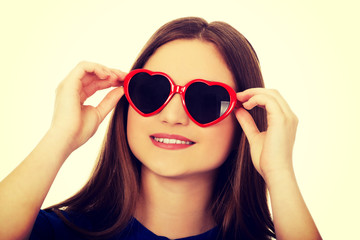 Teen woman wearing sunglasses.