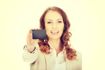 Naklejka premium Businesswoman holding blank card.