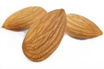 Obraz na płótnie Canvas almond nuts isolated on white